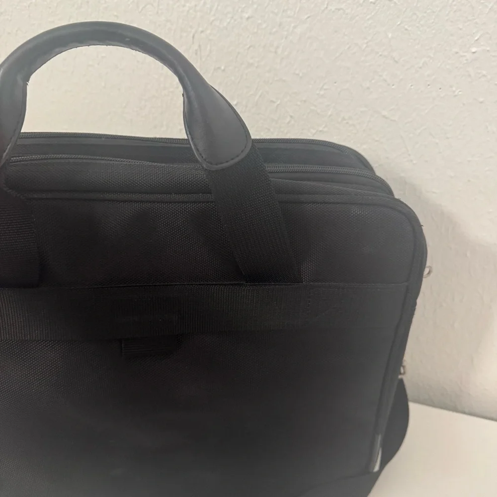 Targus Corporate Traveler Black Professional Laptop Briefcase Shoulder Strap EUC